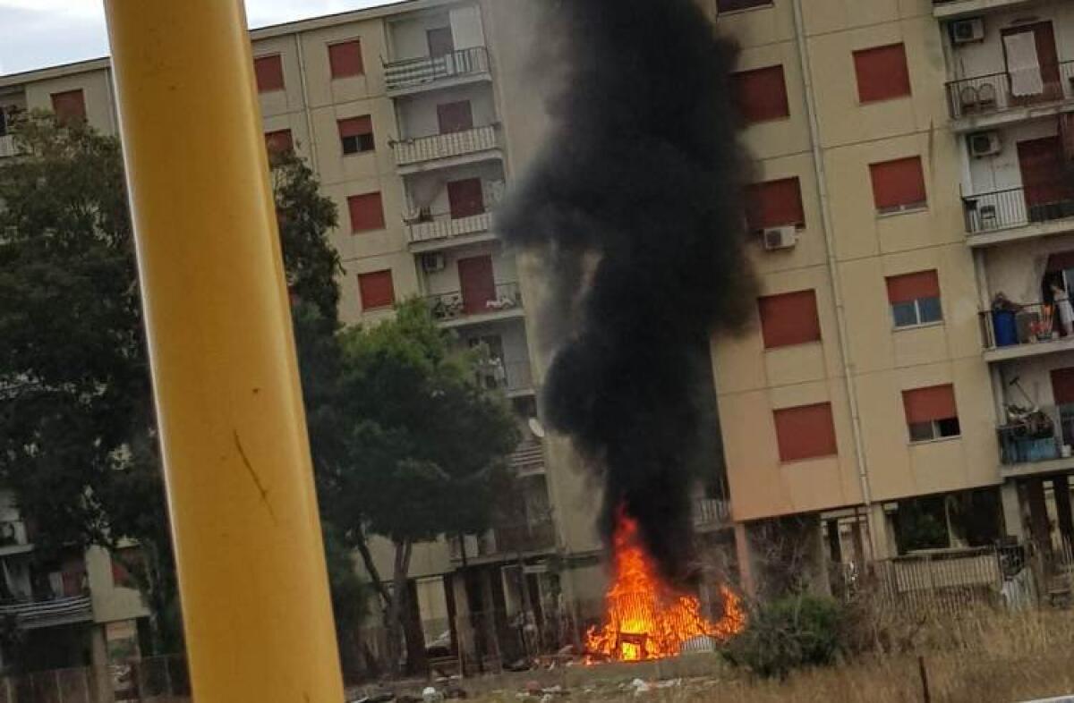 Fiamme ai rifiuti in pieno giorno a Marchitello, residenti infuriati - L'incendio di questa mattina a Marchitello