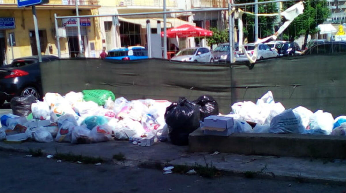 Rifiuti "selvaggi", i sacchi anche davanti all'ingresso della scuola - I rifiuti sparsi davanti all'ingresso della scuola