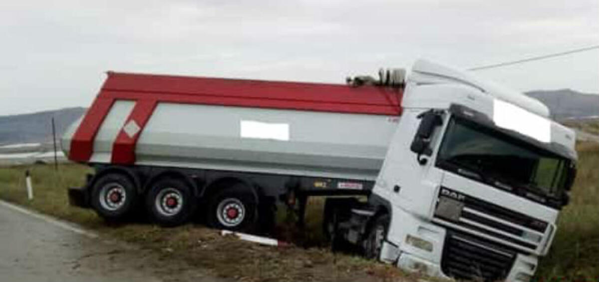 Fuori strada sulla 115 a bordo del mezzo pesante che guidava, illeso un autotrasportatore gelese - Il mezzo pesante finito fuori strada (foto Agrigentonotizie.it)