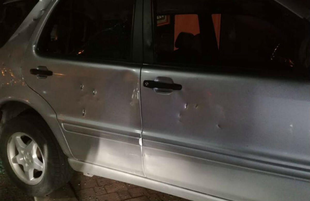 Identificato e denunciato il conducente della Mercedes finita contro una baracca - I segni sulla Mercedes ML