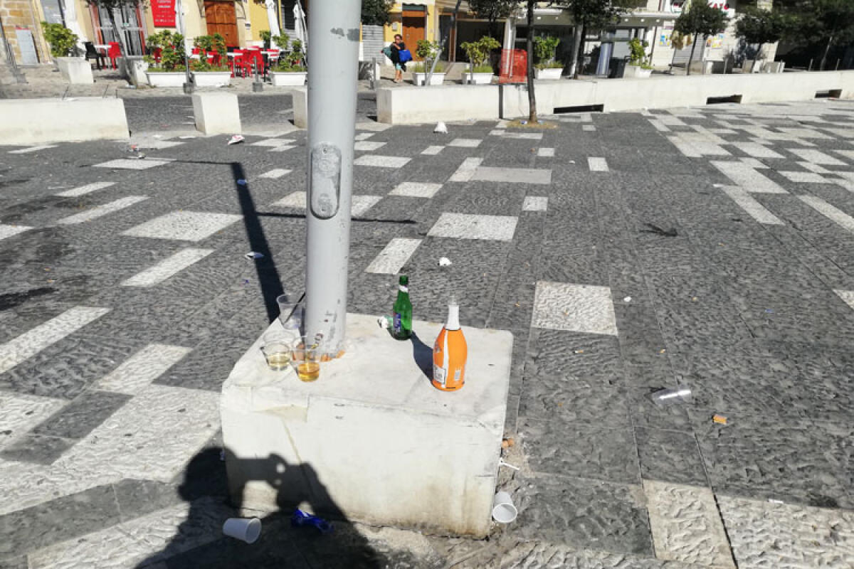 Bottiglie, bicchieri e cartacce a piazza Sant'Agostino: quel che resta del sabato sera - 