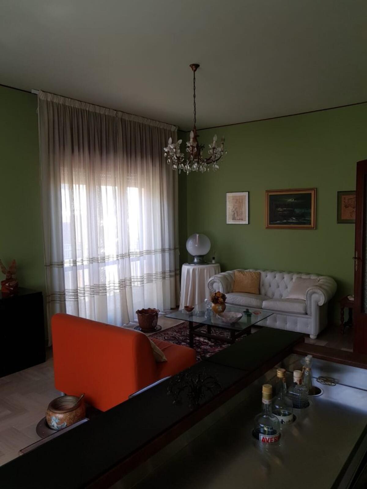 Vendita appartamento - Zona Caposoprano Mq 150 con posti auto - 