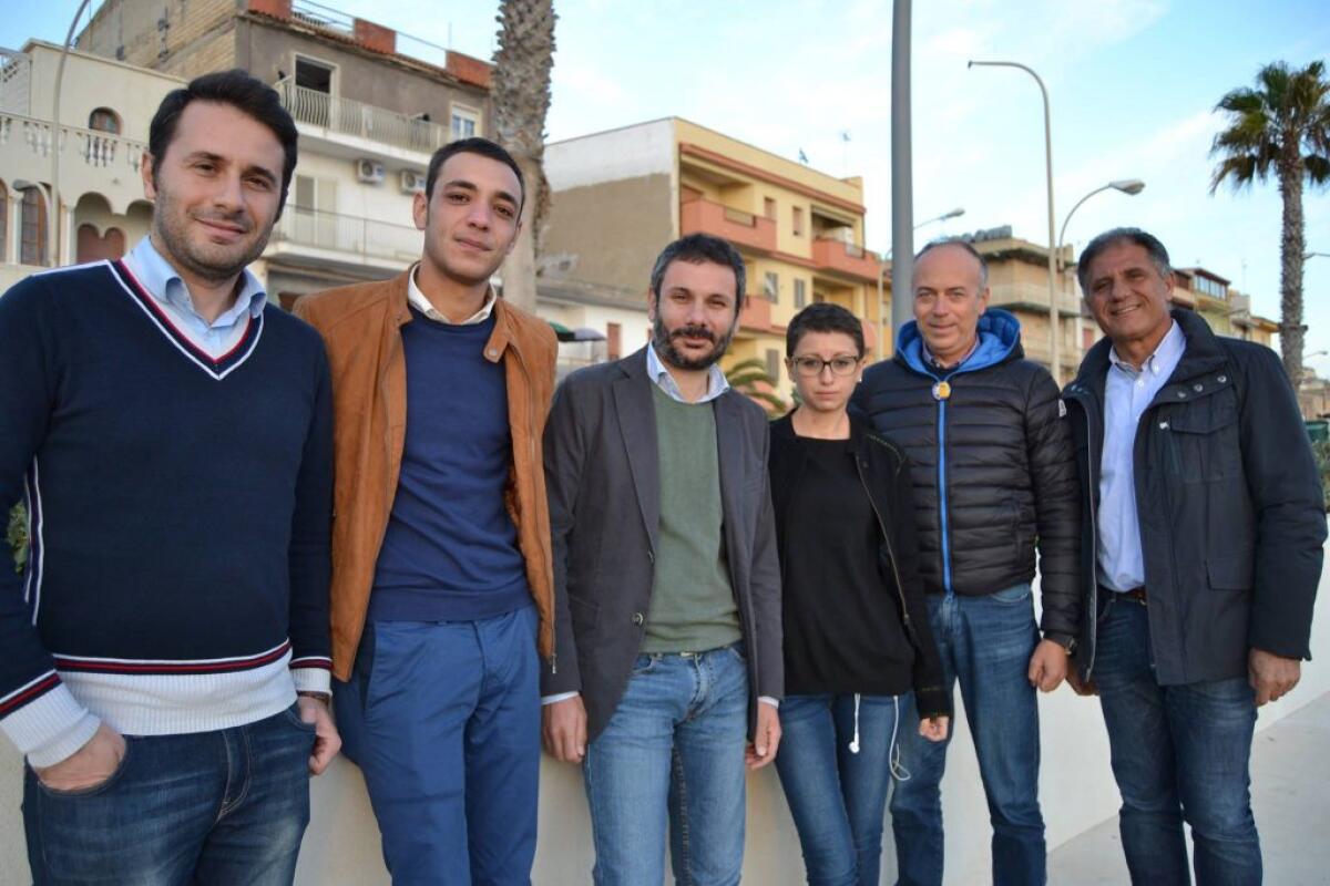 Di Paola, "non è il momento di cercare candidati" e i grillini preparano la nuova sede - Il deputato regionale Di Paola, il senatore Lorefice e i consiglieri uscenti