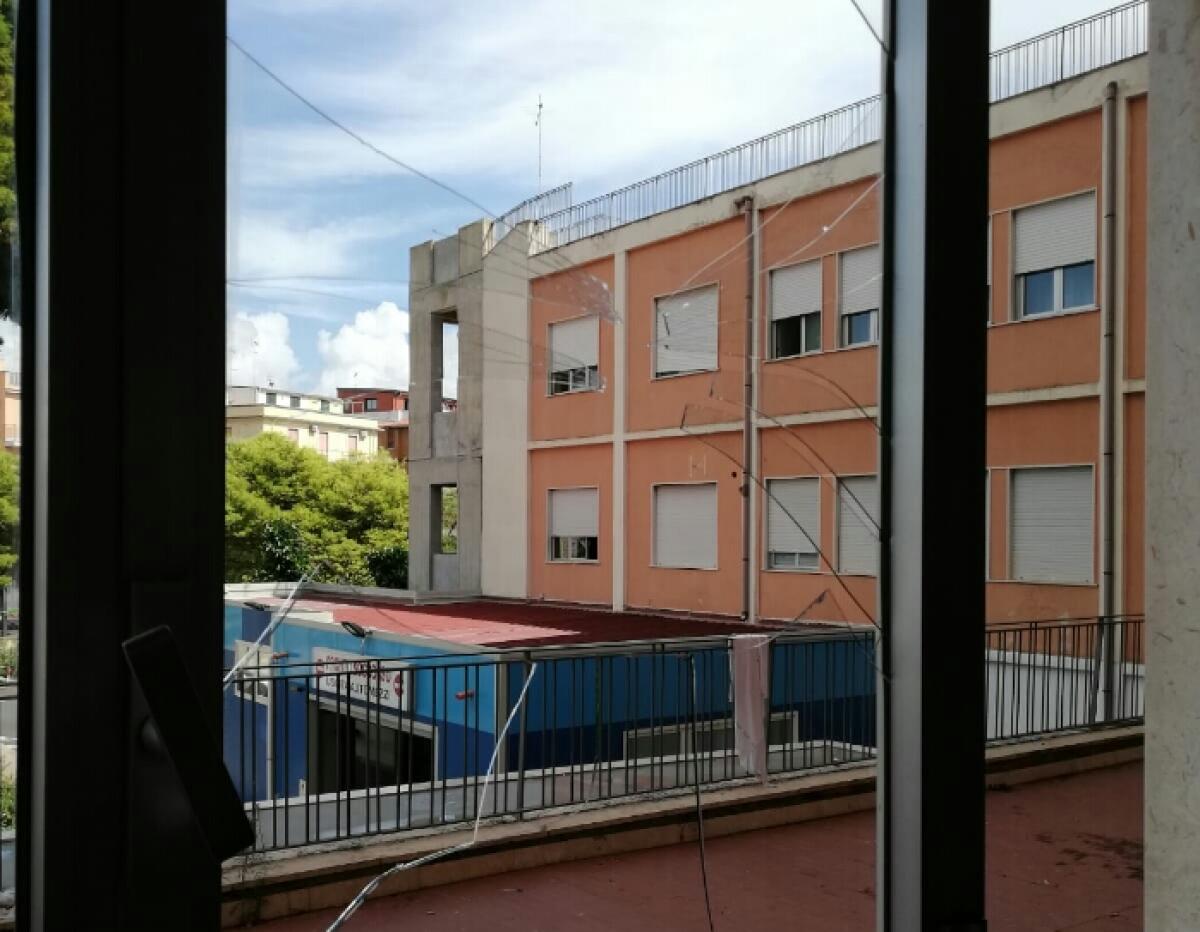 Muore in ospedale, la rabbia dei familiari di un anziano: danneggiata una vetrata - 