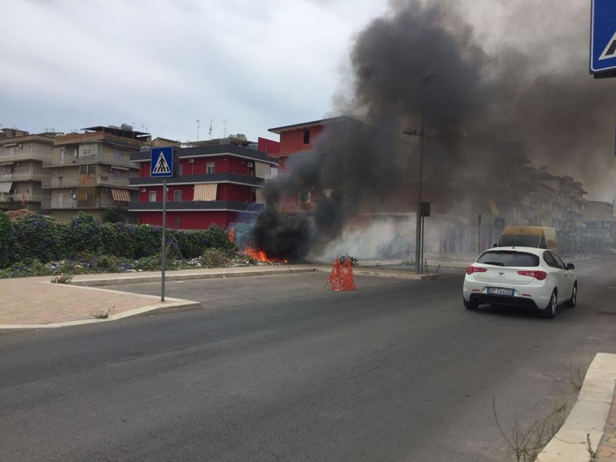 Rogo di sterpaglie e rifiuti in pieno pomeriggio, le fiamme in via Recanati - Il rogo in via Recanati