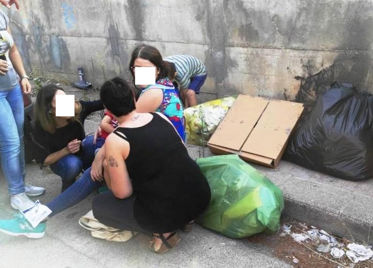 Per evitare i rifiuti cade e si ferisce dopo aver accompagnato i figli a scuola - 