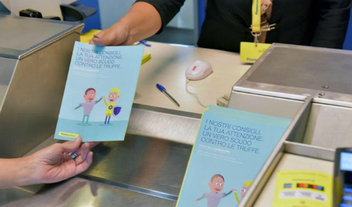 Contro le truffe on-line e i raggiri, in città arrivano i vademecum di Poste Italiane - I vademecum in distribuzione
