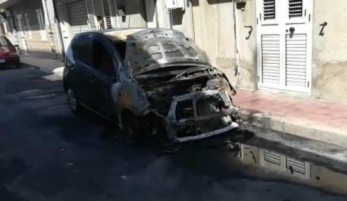 Ancora un rogo nella notte, fiamme ad una Nissan a Settefarine - 