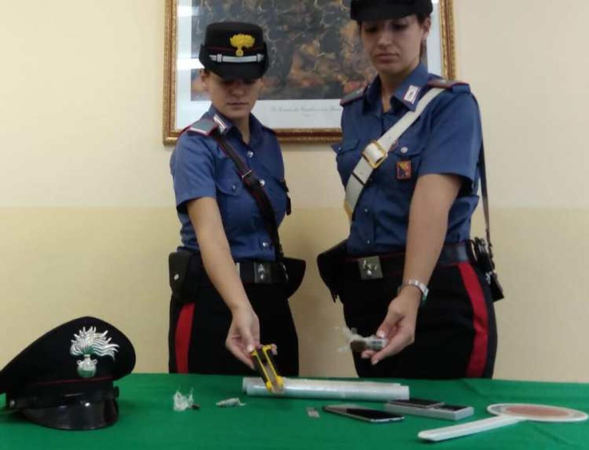 Tre donne contro i carabinieri per coprire la fuga di un uomo - 
