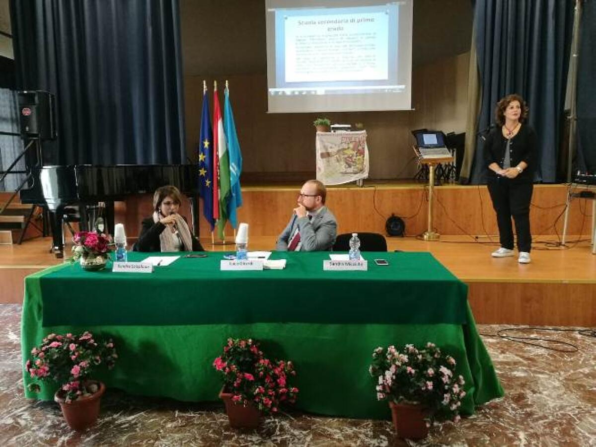 Dopo l'aggressione oggi alla Romagnoli incontro sulla dispersione scolastica - Un momento dell'incontro sulla dispersione scolastica alla Romagnoli