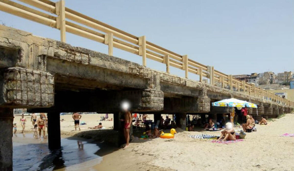 Il pontile sbarcatoio sempre più a rischio, c'è il divieto assoluto di accesso - Il degrado strutturale del pontile