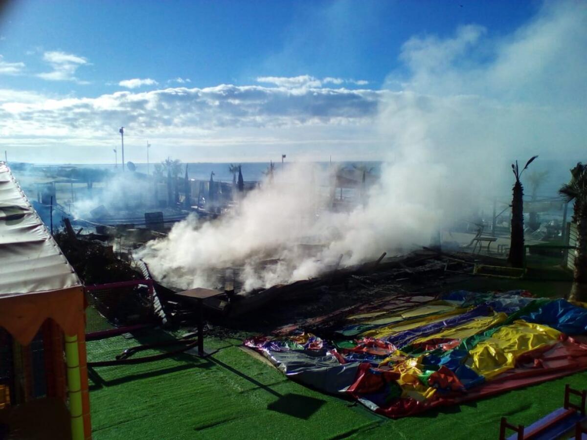 I locali distrutti dagli incendiari, la deputata Varchi pronta a presentare un'interrogazione in parlamento - Il rogo al lido B-Cool beach sul lungomare Federico II di Svevia