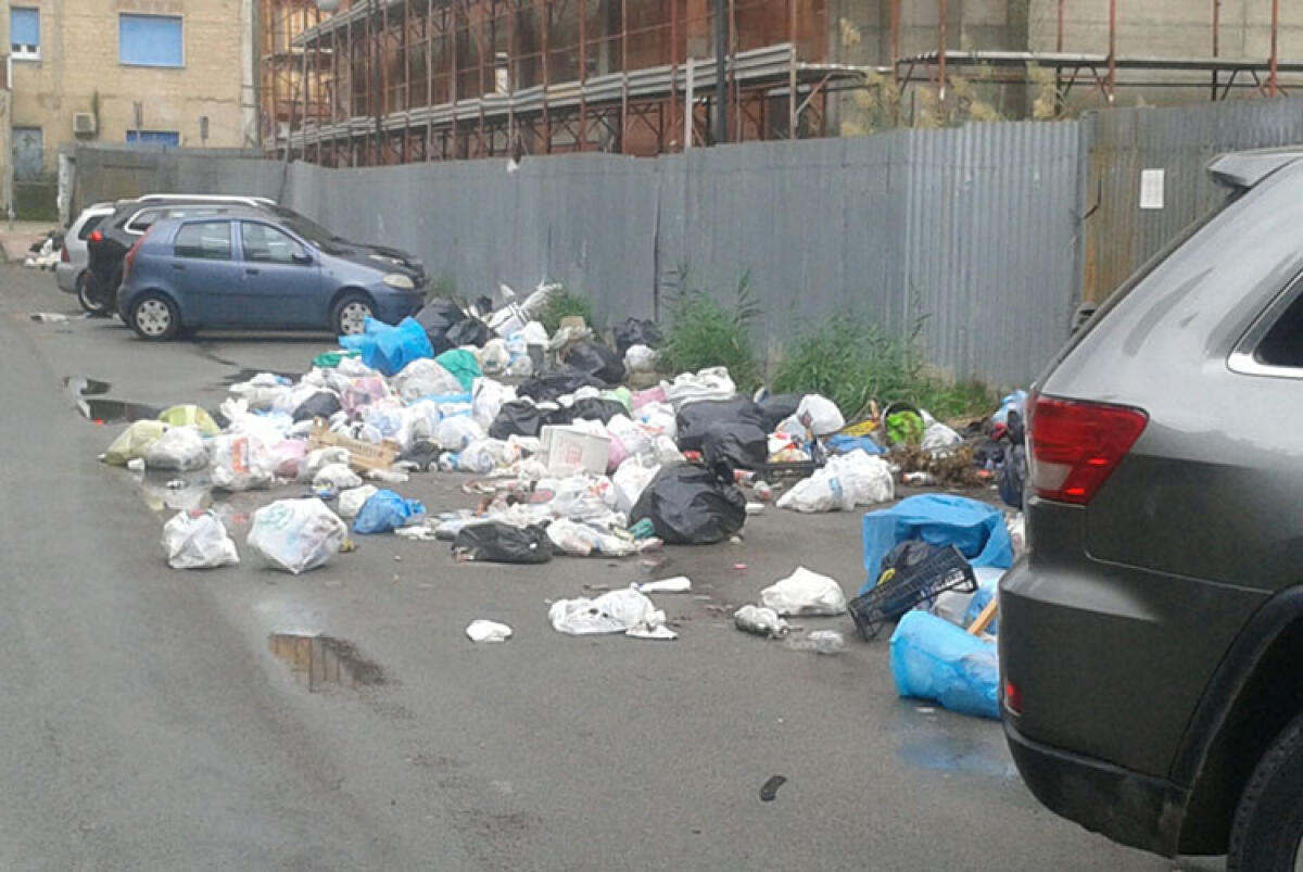 Parcheggio scambiato per deposito di spazzatura in via Ruggero Settimo - 