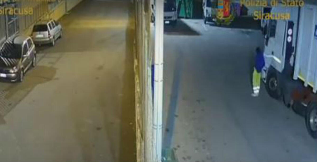 Le minacce e il mezzo bruciato alla Roma Costruzioni, due anni agli incendiari - Il video dell'azione di fuoco contro l'autocompattatore della Roma Costruzioni