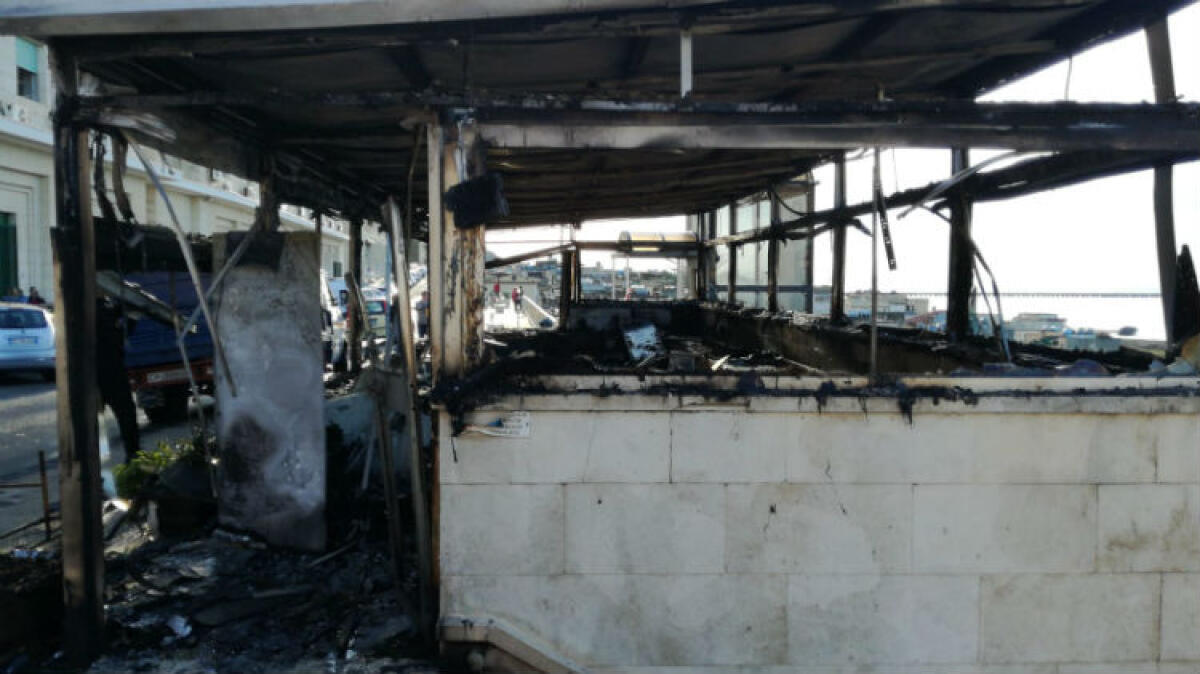 Le attività commerciali distrutte, Arena: "Sono cani sciolti da isolare" - L'incendio devastò il bar "Belvedere"