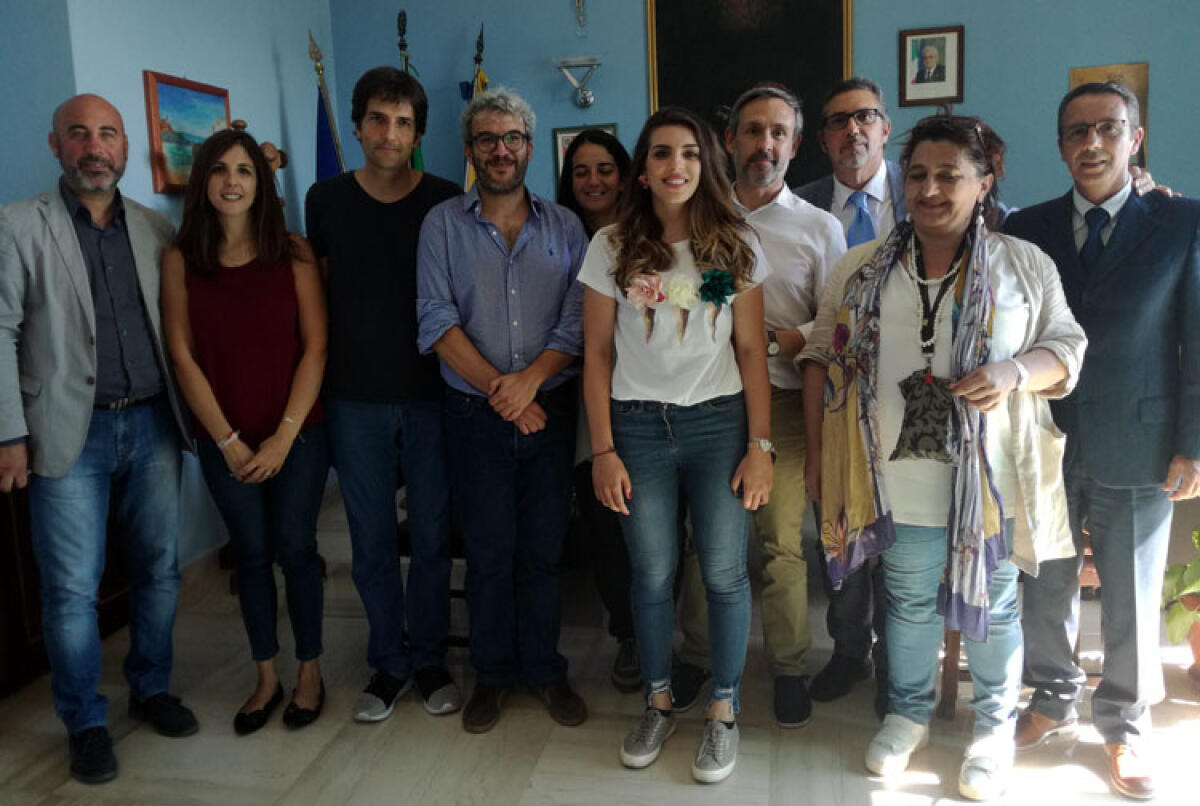 Studenti universitari del Politecnico di Barcellona studiano l'architettura gelese - Studenti e docenti dell'Università di Barcellona con il commissario Arena ed il comandante Montana