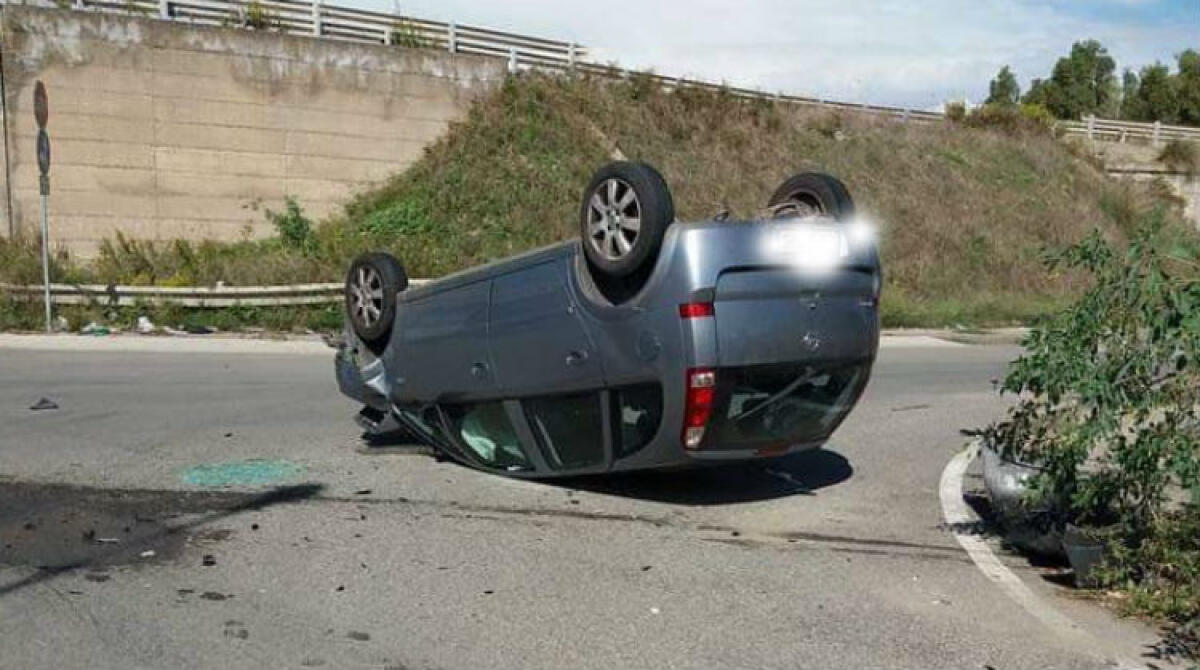 Violento impatto nei pressi della raffineria, un'auto ribaltata - L'auto ribaltata