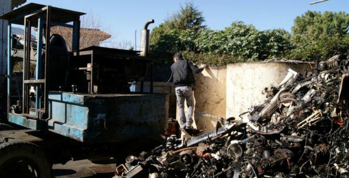 Trasportavano ferro senza autorizzazione, i carabinieri hanno fermato due uomini - 