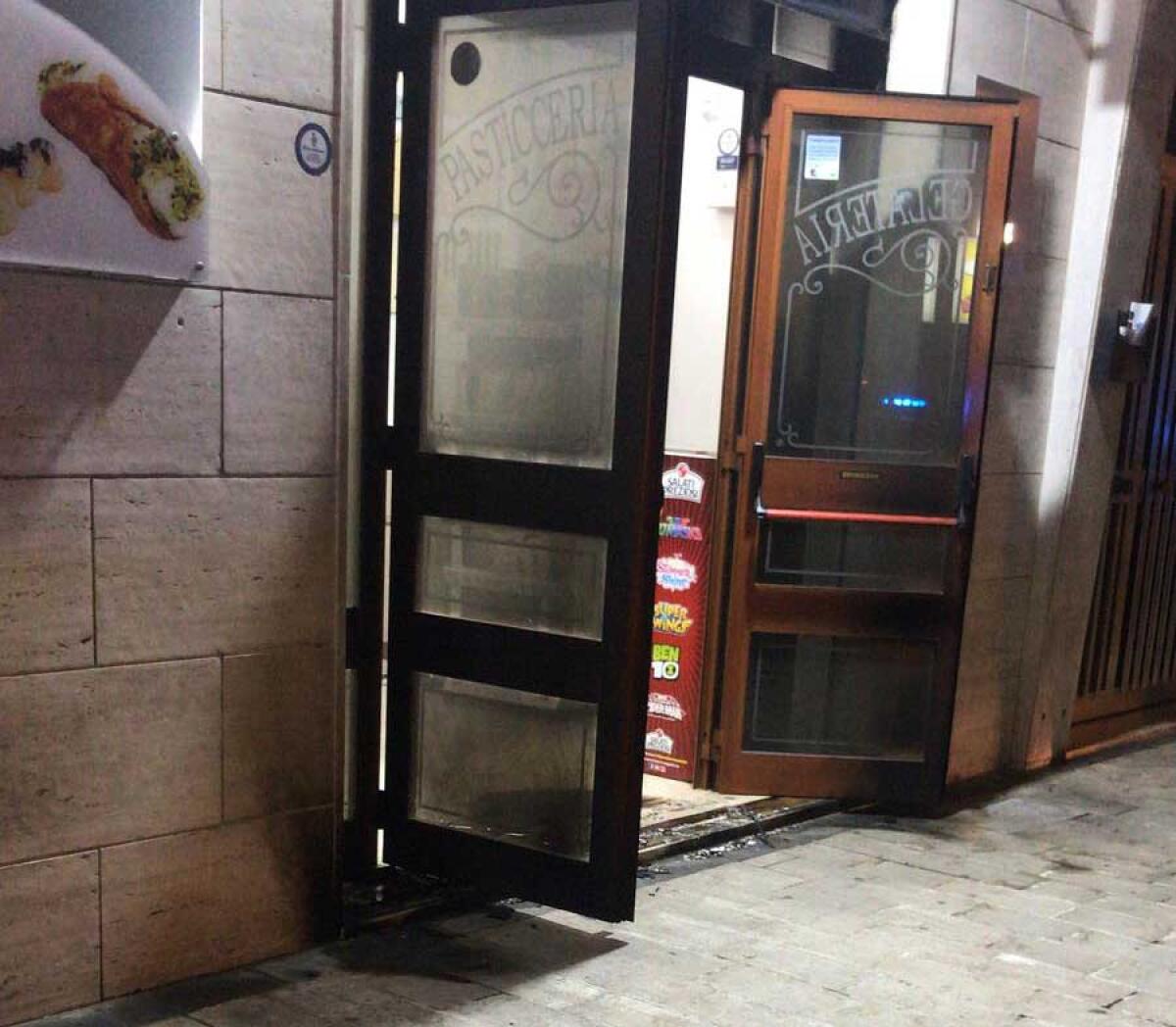Bar di via Palazzi preso di mira dagli incendiari, è il terzo in 24 ore - Il bar Lory di via Palazzi