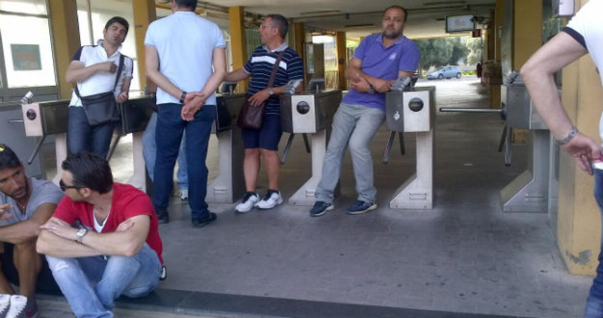 Gela e Termini, sì dalla Regione ai percorsi per reinserire ex operai Smim e Cirpo Gest - Una protesta di operai dell'indotto Eni davanti ai tornelli dello stabilimento