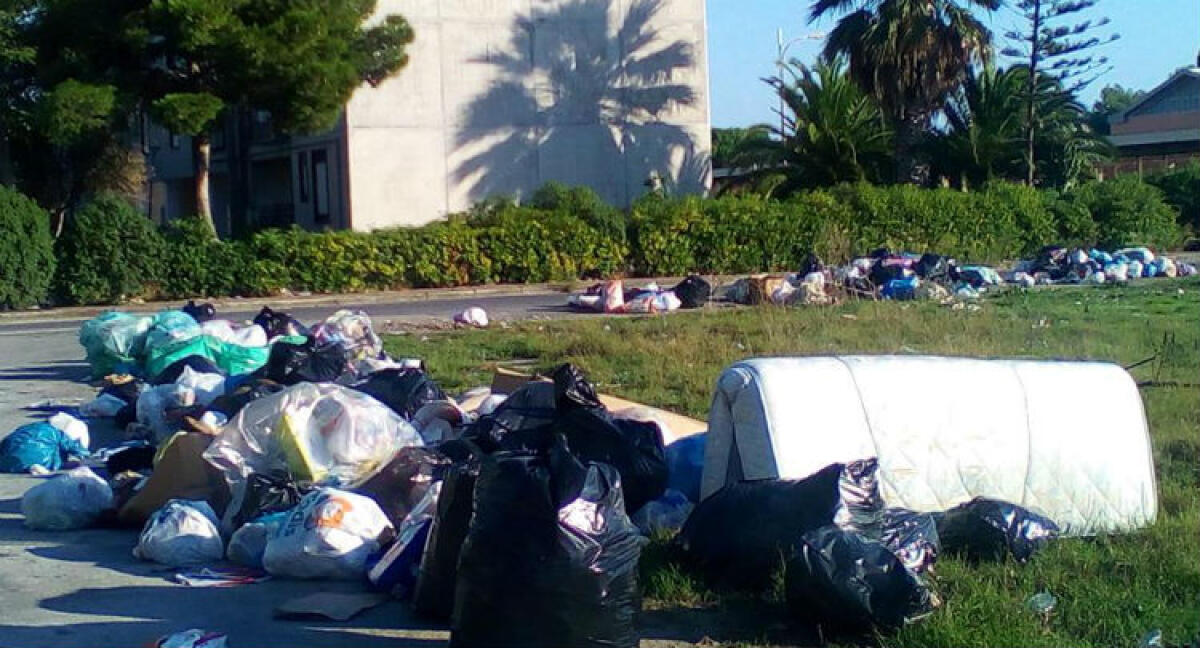 La vergogna dei rifiuti deturpa i quartieri, ancora cumuli nelle strade - Rifiuti di ogni tipo ad Albani Roccella