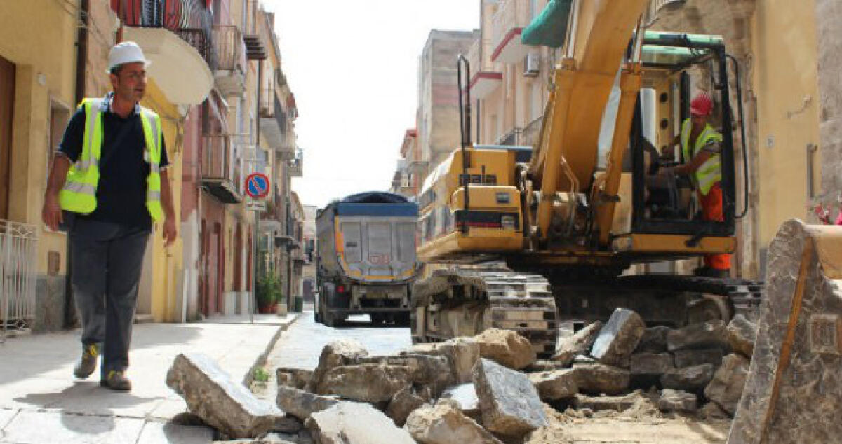 In municipio il sì al piano triennale delle opere pubbliche, il commissario firma l'atto - 