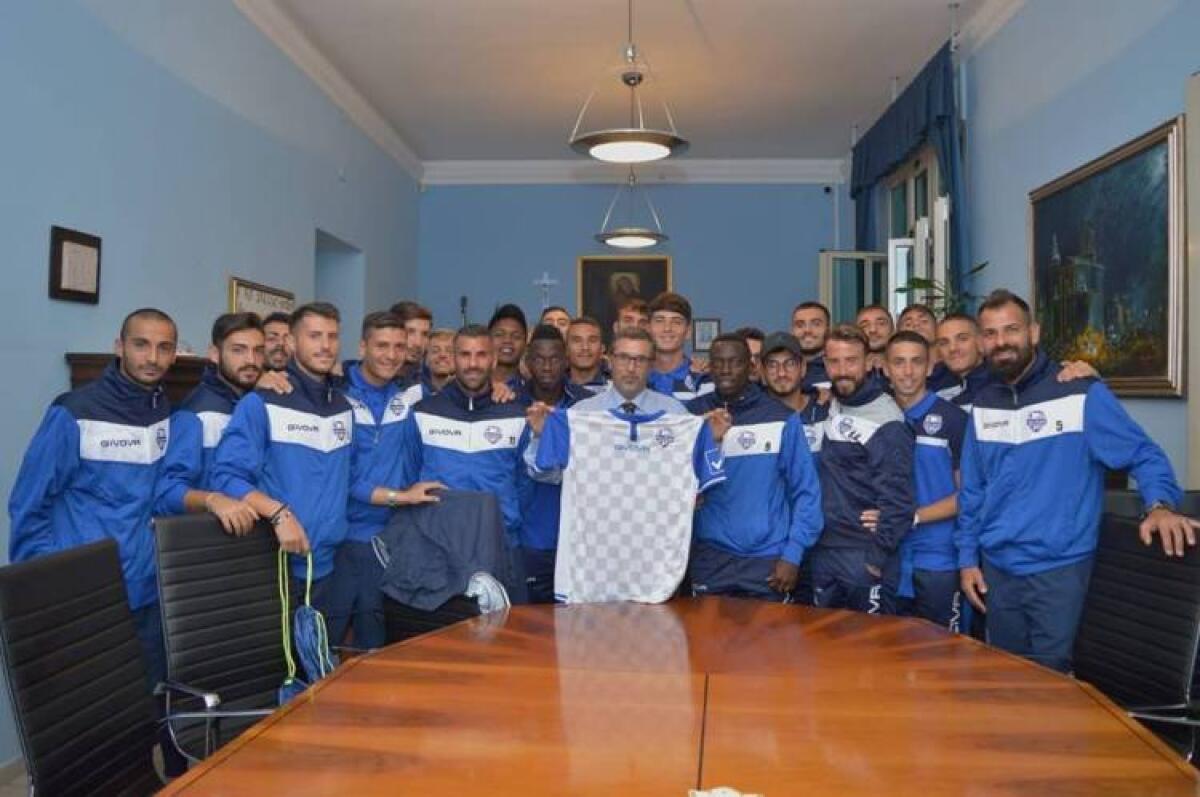 Gela ancora senza stadio contro la Palmese, si va verso le porte chiuse - Il commissario straordinario Rosario Arena con i calciatori del Gela