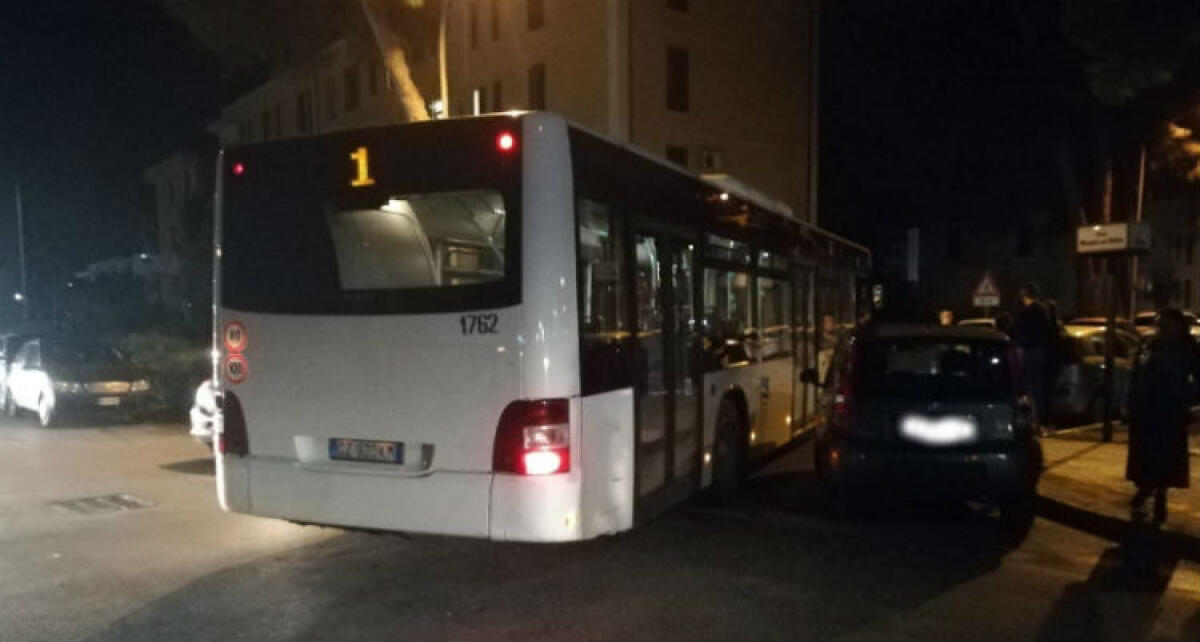 Sosta selvaggia a Macchitella, il tragitto di un bus urbano bloccato dalle automobili - Il tragitto del bus ostacolato dalle auto
