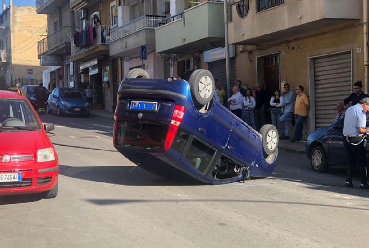 Incidente stradale autonomo, una "Panda" si ribalta in via Crispi - La Fiat Panda capovolta in via Crispi stamattina