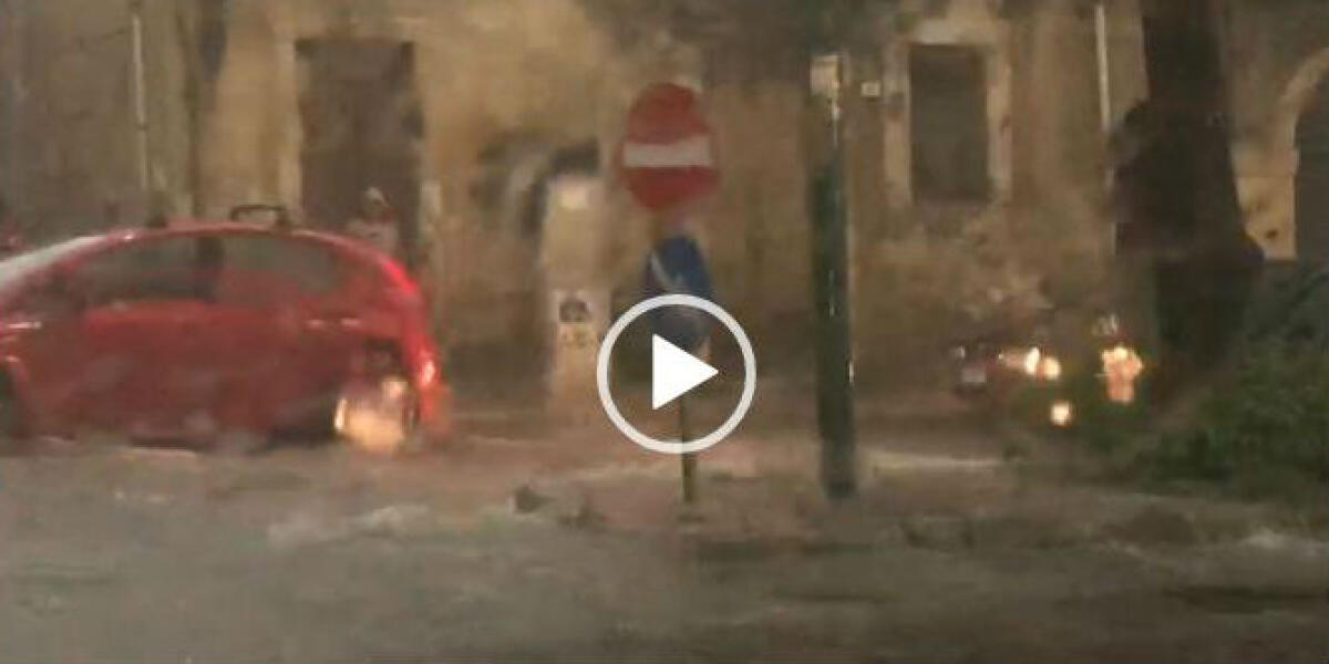 Un violento temporale si è abbattuto in città, strade allagate e tombini saltati VIDEO - 