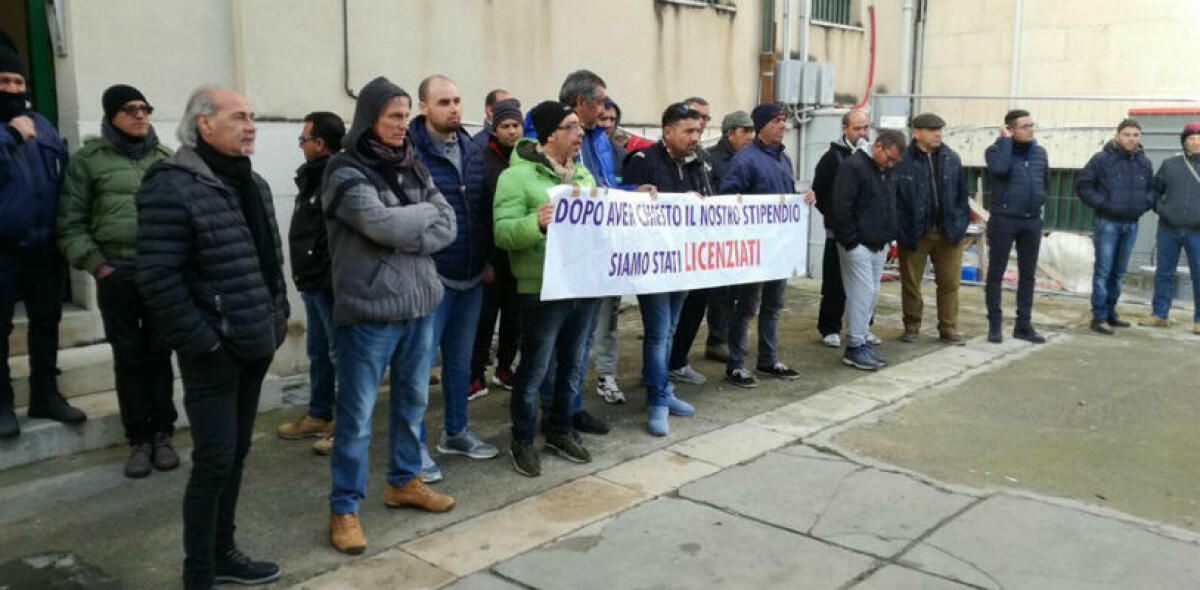 Gli ex Turco rimasti fuori dall'indotto, i sindacati chiedono un nuovo vertice in prefettura - Gli ex operai Turco hanno protestato anche davanti Palazzo di Città