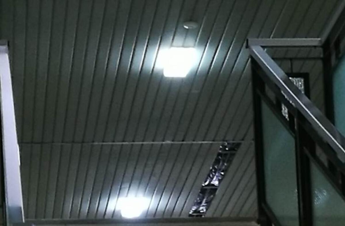Sicurezza scolastica: ceduto controsoffitto alla Verga, inagibile il primo piano - Una piccola parte del controsoffitto ceduto alla Verga