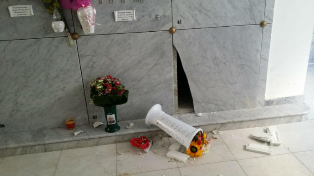 Lapidi danneggiate a Farello, non c'è pace neanche per i morti - Una delle lapidi danneggiate