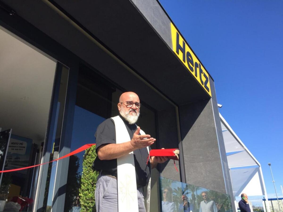 "Lavoro contro i fattori negativi", don Cilindrello benedice il nuovo centro Hertz - Don Giorgio Cilindrello durante la cerimonia di benedizione del nuovo centro Hertz di Piana del Signore.