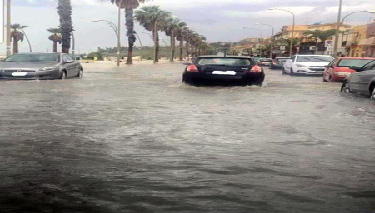Maltempo in città, disagi e auto bloccate dall'acqua - foto archivio 