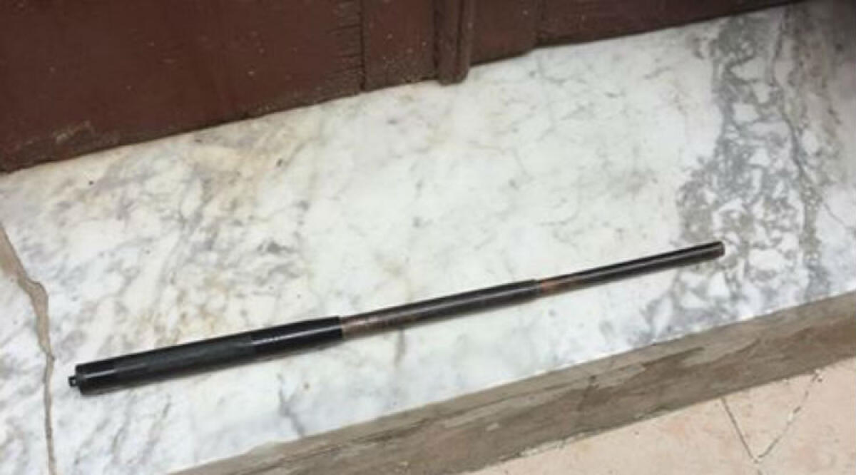 I pesanti segni della movida a piazza Sant'Agostino, in strada anche un manganello - Un manganello davanti ad una delle abitazioni a ridosso della piazza