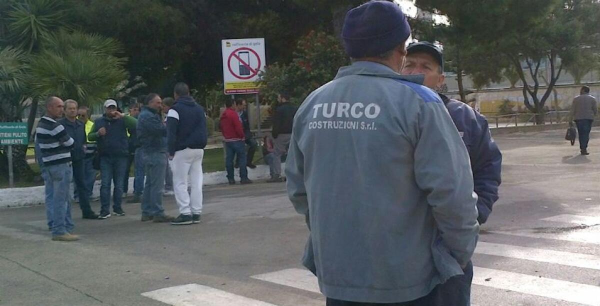 Tanti ex operai Turco fuori dalla fabbrica Eni, "senza risposte andremo in prefettura" - 