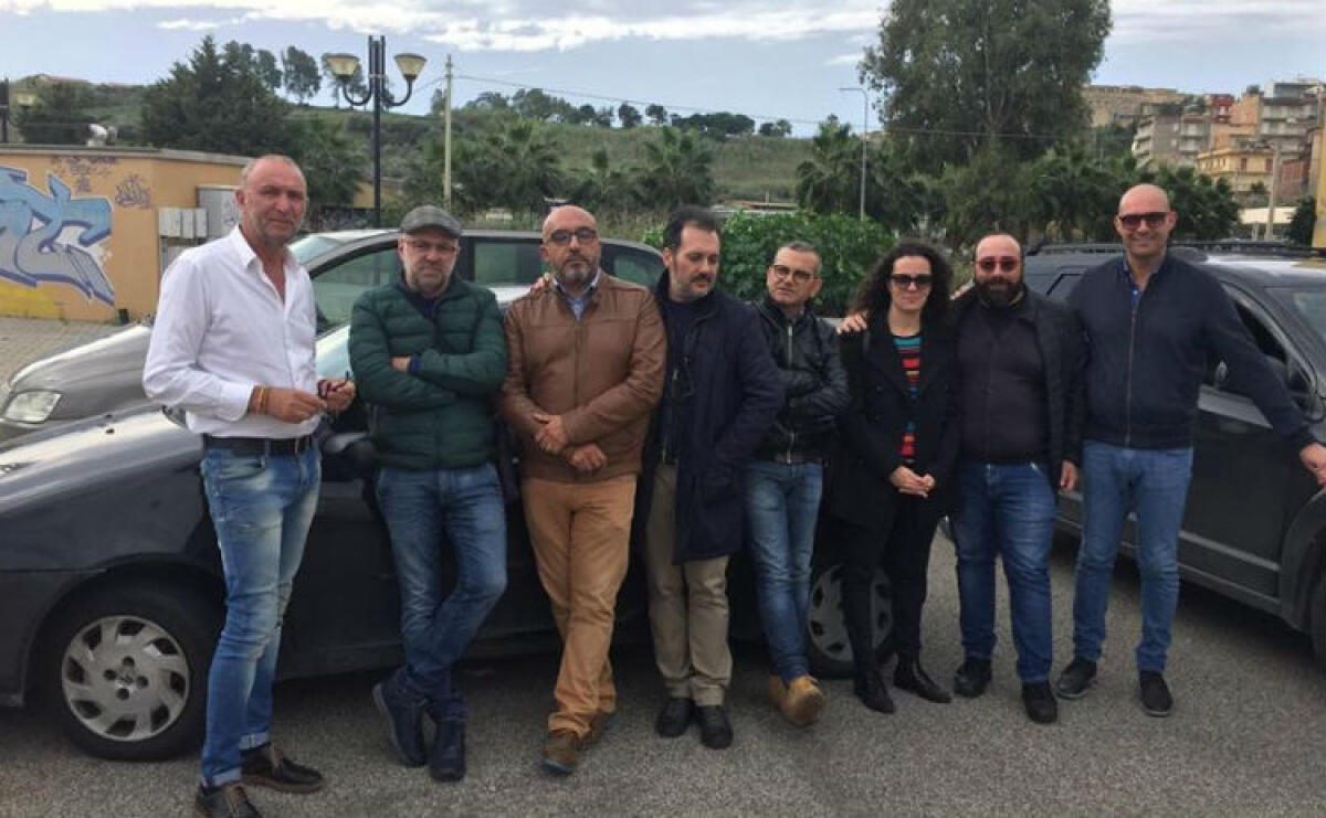 La denuncia sui rifiuti interrati, cittadini in tribunale: Iudice, "olocausto invisibile" - Ieri un gruppo di cittadini si è radunato nei pressi del tribunale