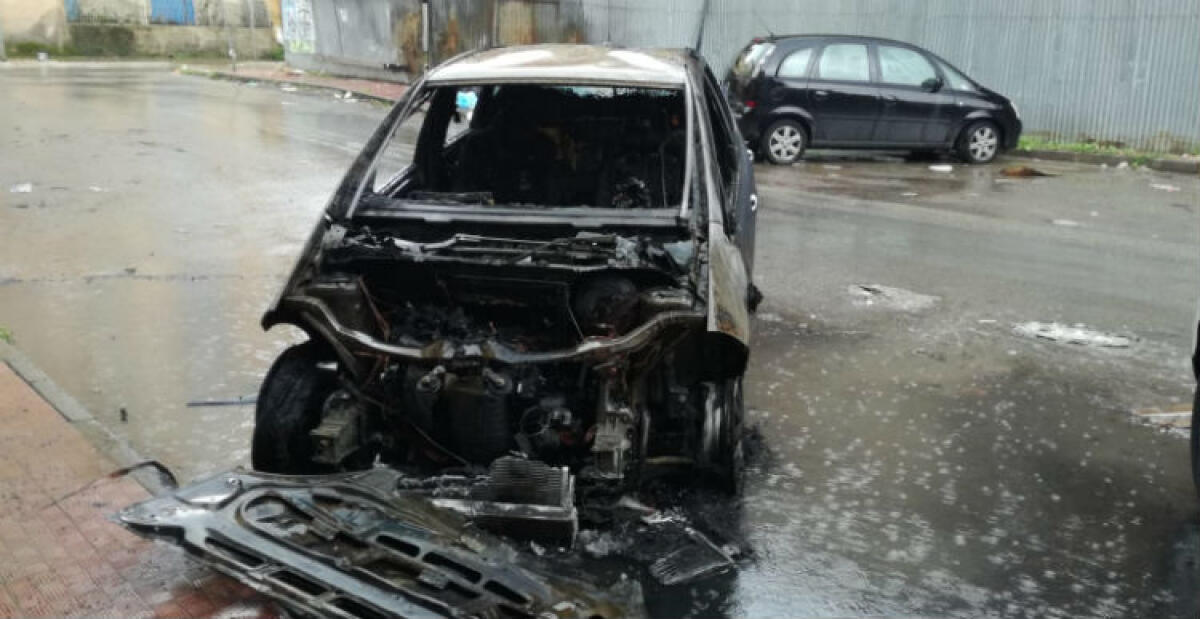 Fuoco e spari in via Talete, colpito un portone e incendiata una Fiat 500 - La Classe A distrutta in via Ruggero Settimo