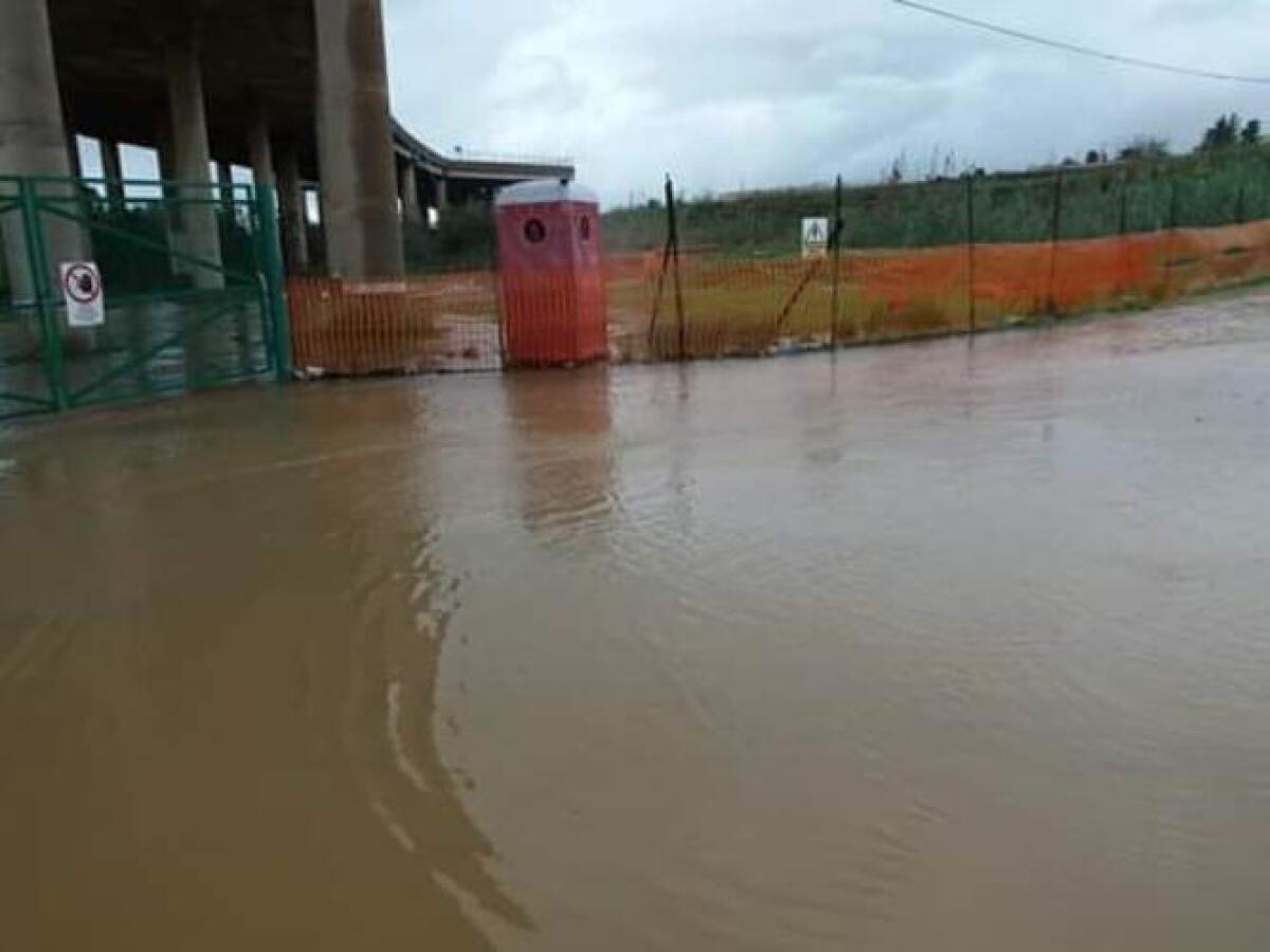 Maltempo, nubifragi e disagi nel giorno dei morti - Accesso di Farello inondato da acqua e fango