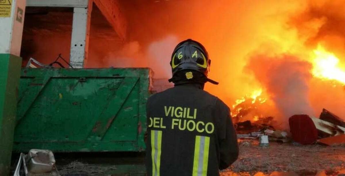 La mala alza il tiro, quattro auto in fiamme: c'è anche quella di un avvocato - 
