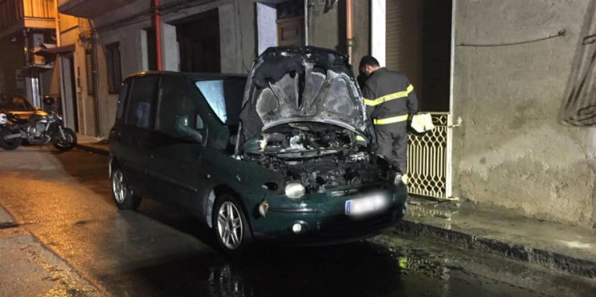 Una Multipla danneggiata dalle fiamme in via Monza: una bambina ha lanciato l'allarme - L'auto danneggiata dalle fiamme