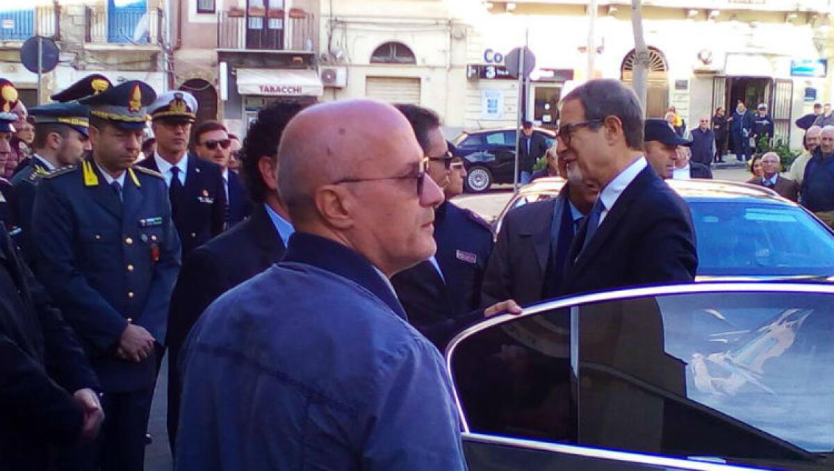 Il crollo del cerchio magico, da Crocetta a Musumeci: il vento è cambiato ma la "corte" si adegua - Il presidente Musumeci accolto davanti all'ingresso principale del municipio