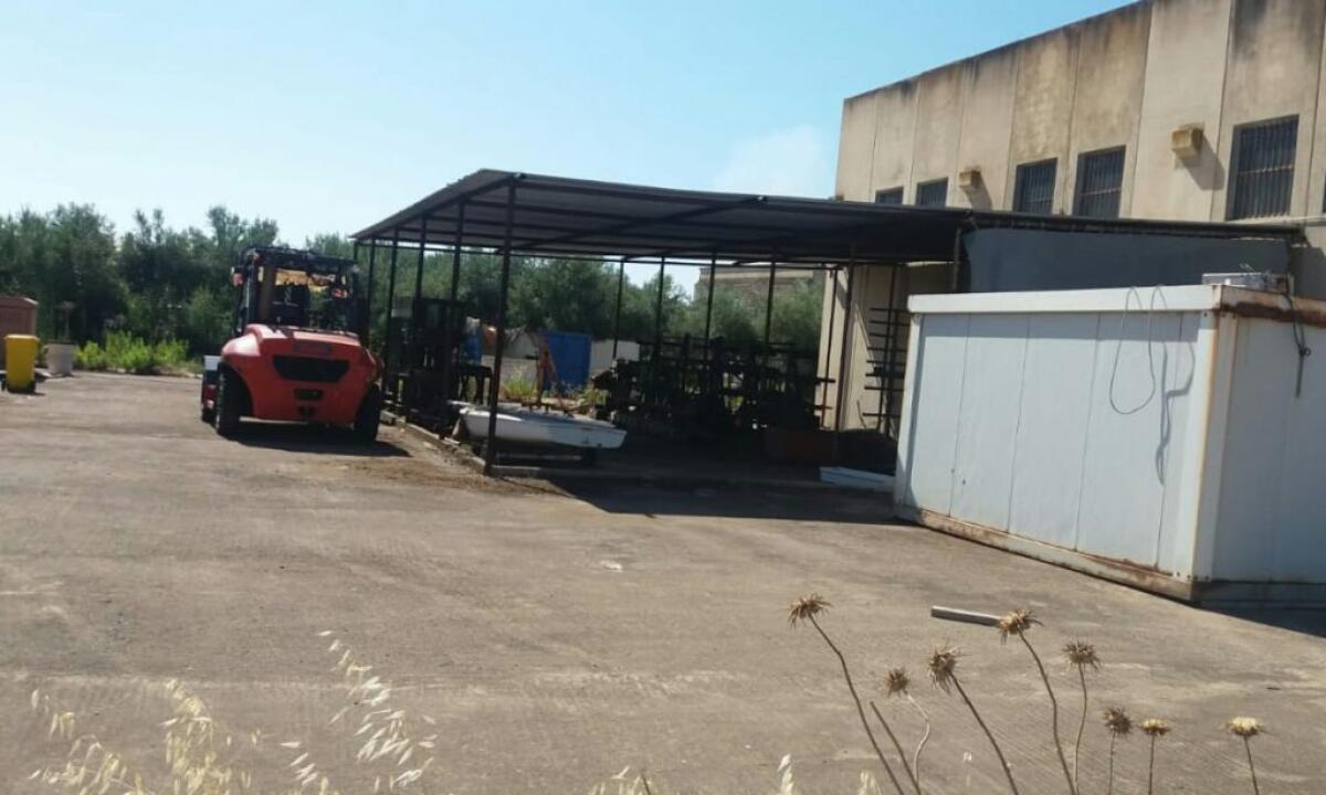 Furto all'ex Asi di Brucazzi, i ladri nel capannone della Cosime - Il piazzale interno dell'aerea Cosime