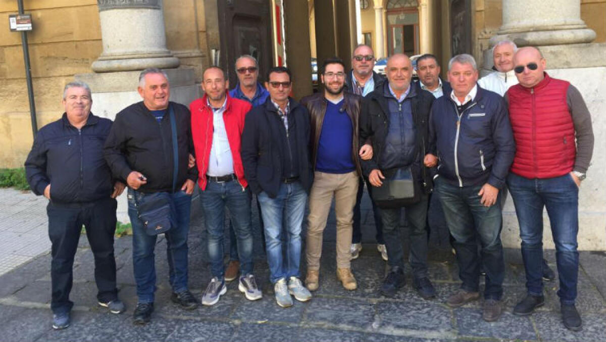 Ancora senza lavoro, gli operai ex Turco davanti alla prefettura: sit-in con i sindacati - Lavoratori e sindacalisti davanti agli uffici della prefettura di Caltanissetta