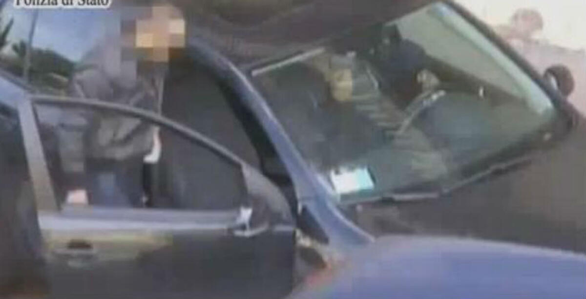 Tre presunti pusher arrestati dai carabinieri, volevano liberarsi della droga mescolandola con la Coca-Cola -