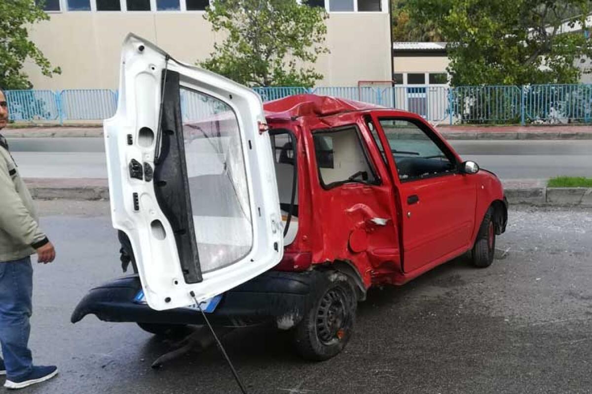 Sbanda con la sua utilitaria, ferito un giovane in viale Indipendenza - La Fiat 600 carambolata nella corsia di marcia opposta in viale Indipendenza.