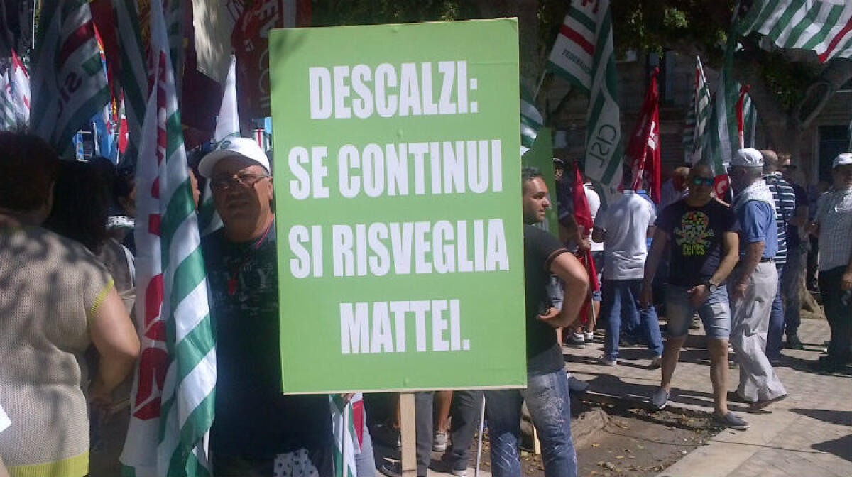 Morti e malati, il tacito patto tra industria e politica che ha cancellato la città - Una protesta successiva al protocollo d'intesa di quattro anni fa