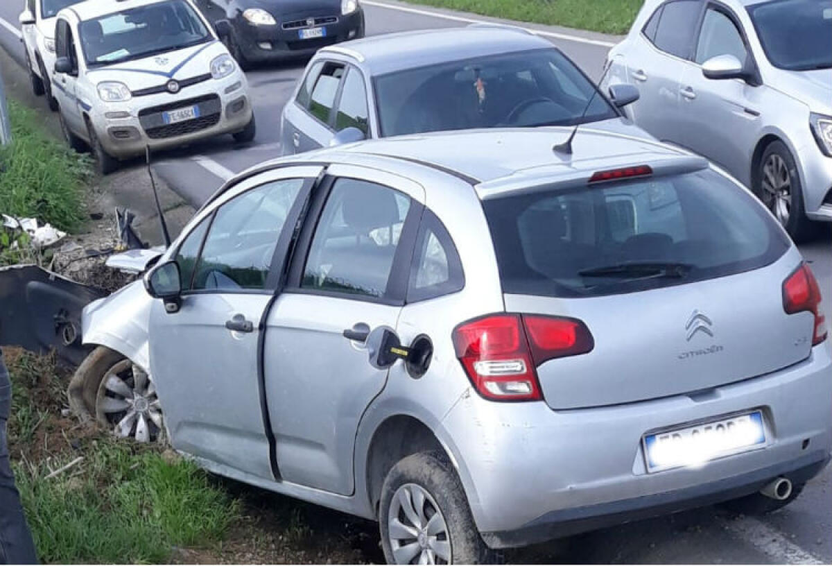 Fuori strada con la propria auto all'altezza di Desusino, ferito ventiduenne -