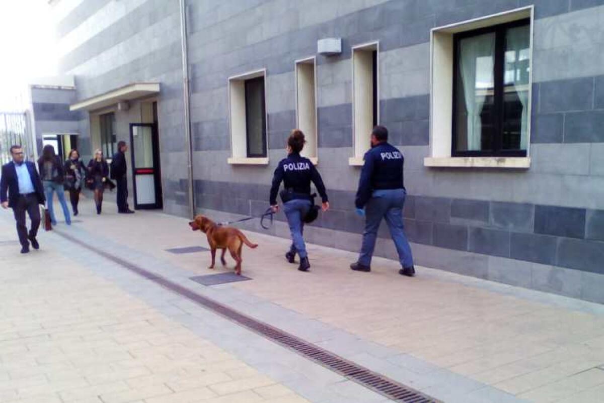 Due soli vigilantes per tutto il tribunale, gli sconosciuti sono rimasti 50 minuti - I controlli dopo che venne accertato l'ingresso non autorizzato